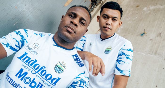 Robert Terkesan Desain Jersey Kedua Persib yang Historis: Tajam, Kuat, dan Beraura Positif